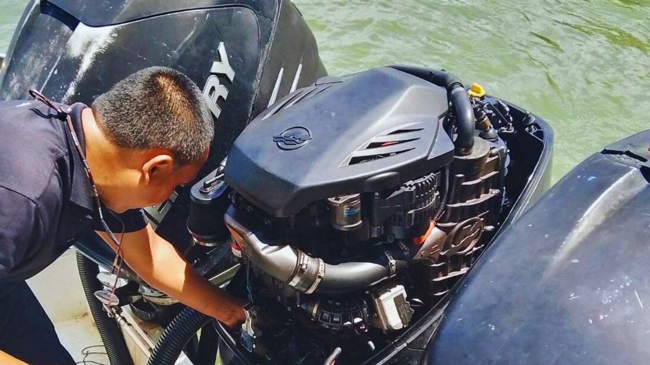 ช่างซ่อมเครื่องยนต์เรือเมอคิวรี่